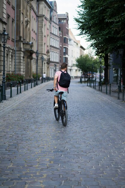 Młody sporta mężczyzna na bicyklu w Europejskim mieście. Sport w środowisku miejskim.