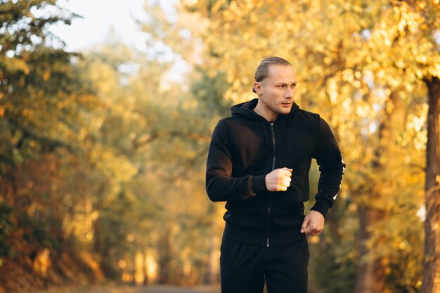 Młody sportowiec ćwiczy w parku