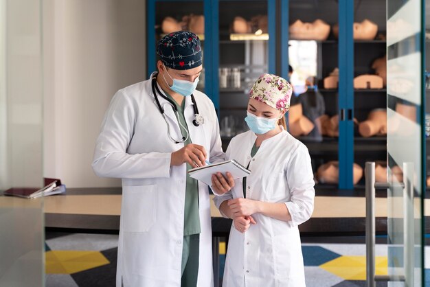 Młody student medycyny praktykujący w szpitalu
