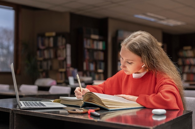 Młody Student Pracujący Nad Zadaniem