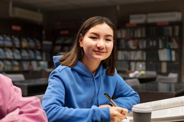 Młody student pracujący nad zadaniem