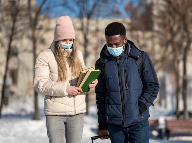 Młody student w maskach