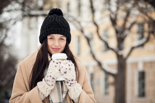 Młody telefon dziewczyna tło coffe