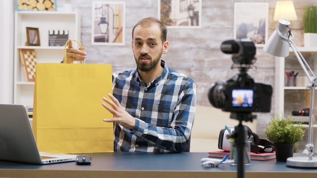 Młody vloger prezentuje specjalny upominek dla swoich obserwatorów. Znany influencer. Twórca treści kreatywnych.