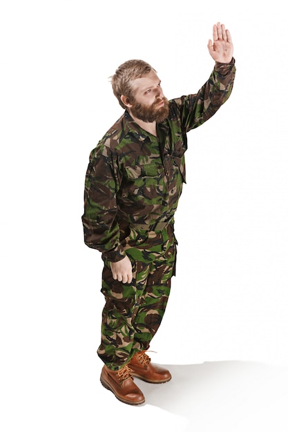 Bezpłatne zdjęcie młody żołnierz armii na sobie mundur kamuflażu