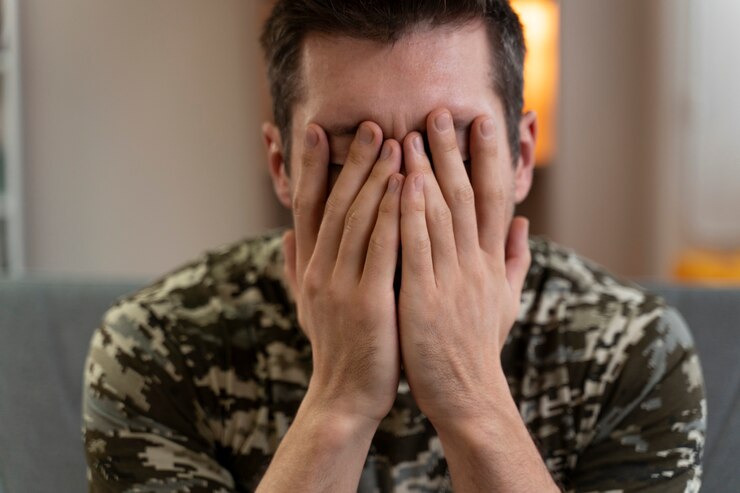 Bezpłatny plik Zdjęcie młody żołnierz dotknięty efektem ptsd