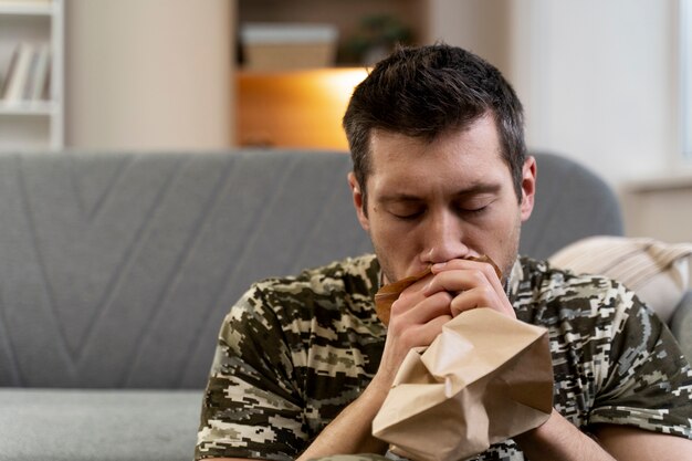 Młody żołnierz dotknięty efektem ptsd
