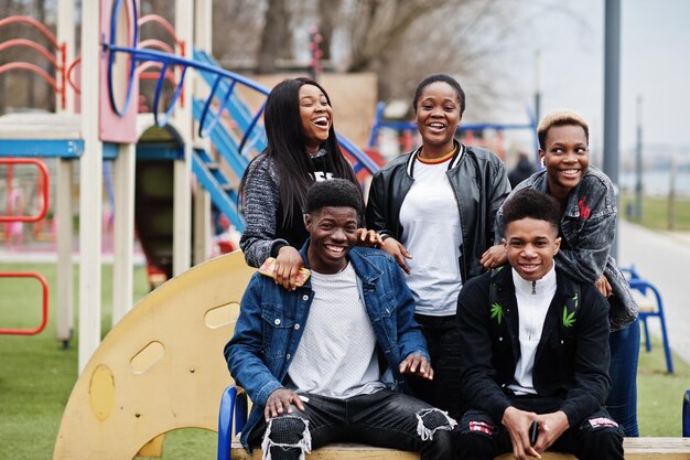 Młodzi afrykańscy przyjaciele milenialsów spacerują po mieście Szczęśliwi czarni ludzie bawią się razem Koncepcja przyjaźni Generation Z