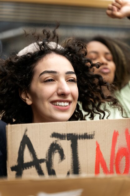 Młodzi aktywiści podejmujący działania