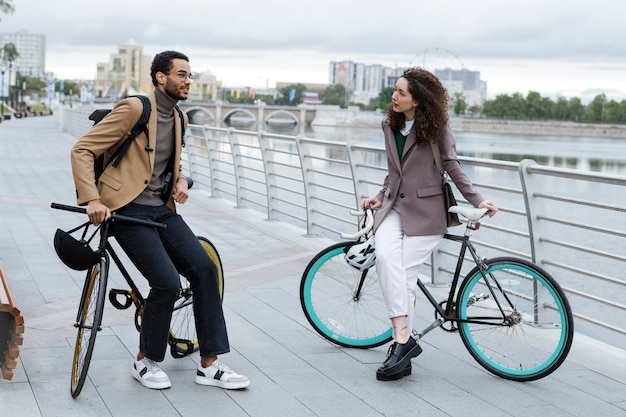 Młodzi dorośli jeżdżą na rowerze do pracy w mieście