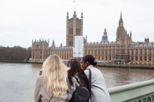 Młodzi dorośli podróżujący po Londynie