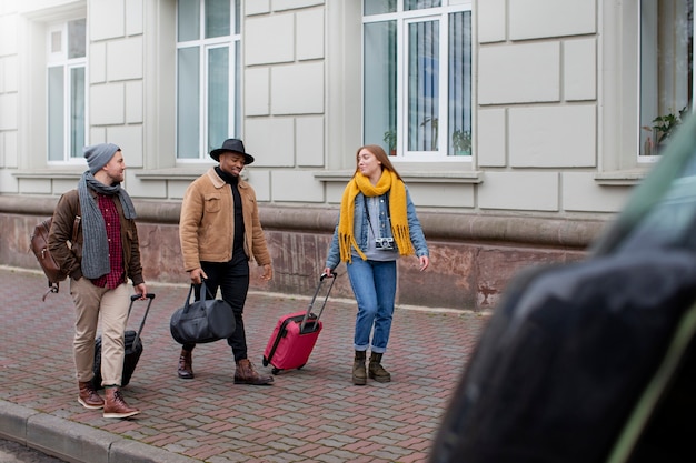 Bezpłatne zdjęcie młodzi dorośli podróżujący w okresie zimowym