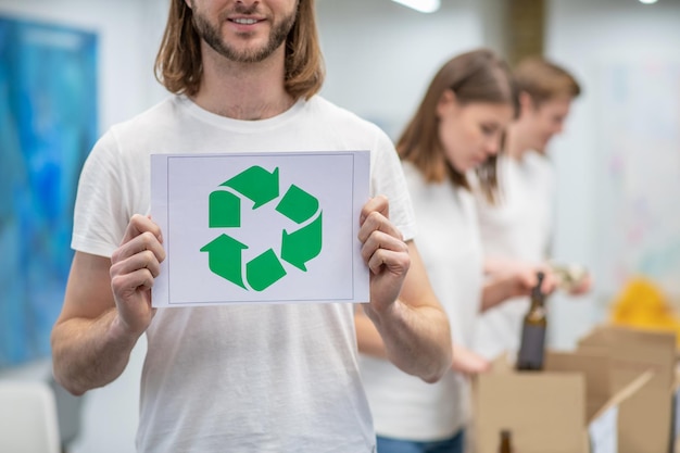 Młodzi ekolodzy pracujący w centrum recyklingu