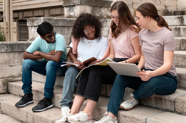 Młodzi koledzy studiujący razem do egzaminu na studia college