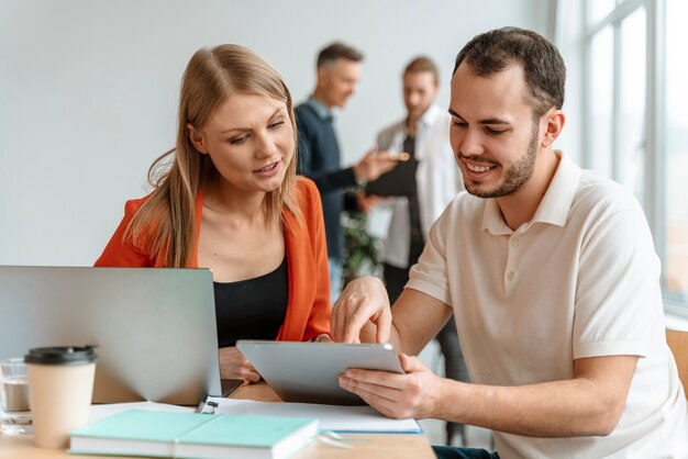 Młodzi ludzie biznesu pracujący na laptopie