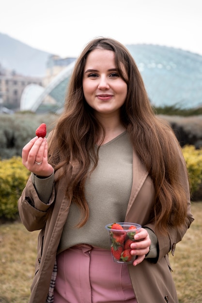 Bezpłatne zdjęcie młodzi ludzie jedzące jagody na ulicy