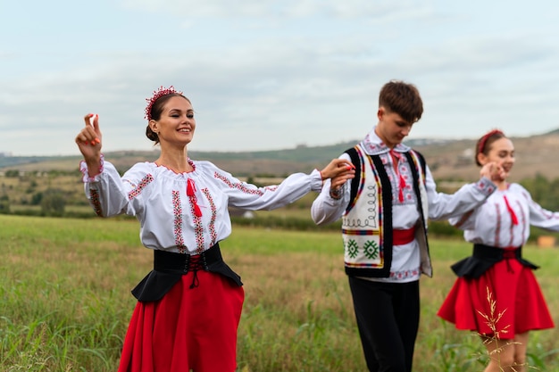 Młodzi Ludzie Tańczą Razem średni Strzał