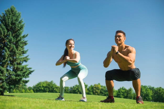 Bezpłatne zdjęcie młodzi ludzie uprawiający sport na świeżym powietrzu