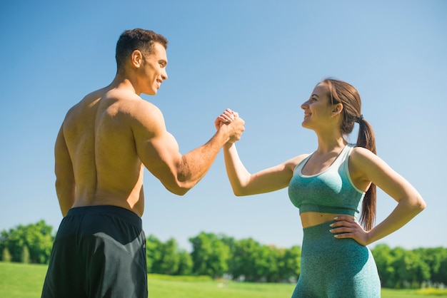 Bezpłatne zdjęcie młodzi ludzie uprawiający sport na świeżym powietrzu