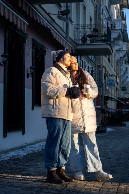 Bezpłatne zdjęcie młodzi ludzie zimą