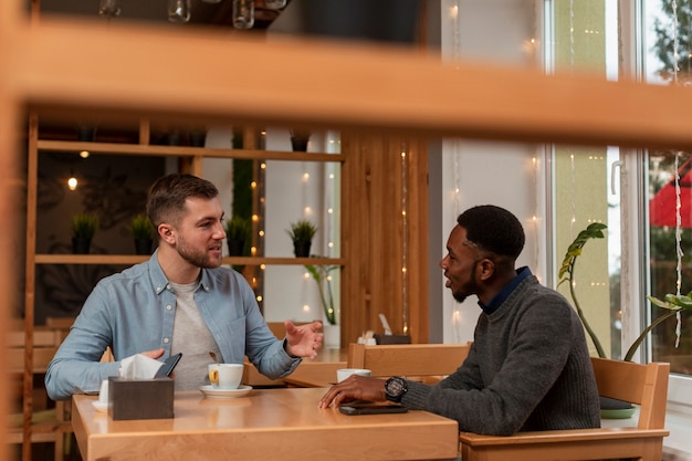 Bezpłatne zdjęcie młodzi mężczyźni razem piją kawę