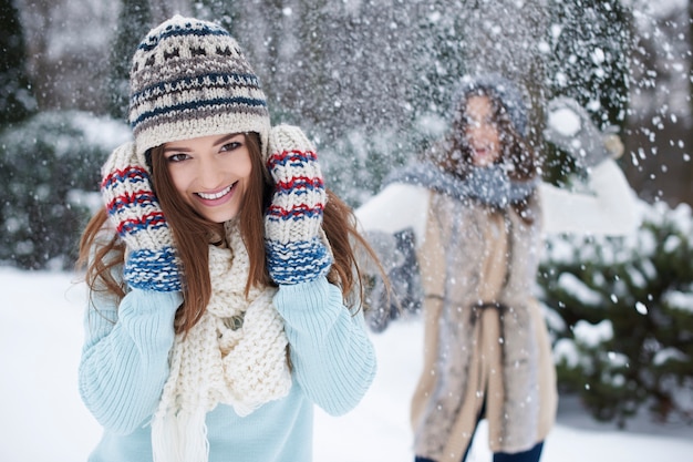 Bezpłatne zdjęcie młodzi przyjaciele bawią się śniegiem