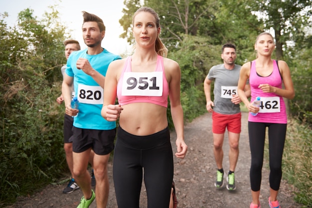 Młodzi przyjaciele biegający podczas maratonu