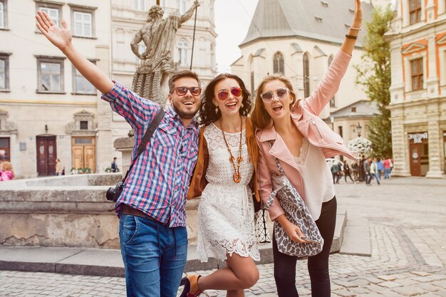 Młodzi przyjaciele hipster pozowanie na starym mieście