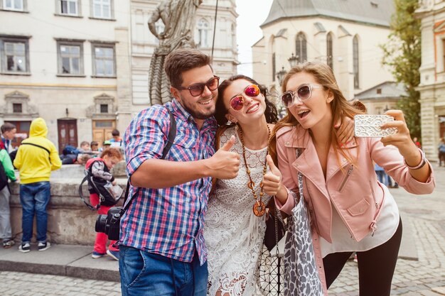 Młodzi przyjaciele hipster robienia zdjęć