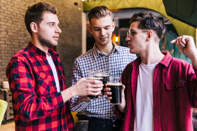 Młodzi Przyjaciele Płci Męskiej, Ciesząc Się Drinkiem W Restauracji