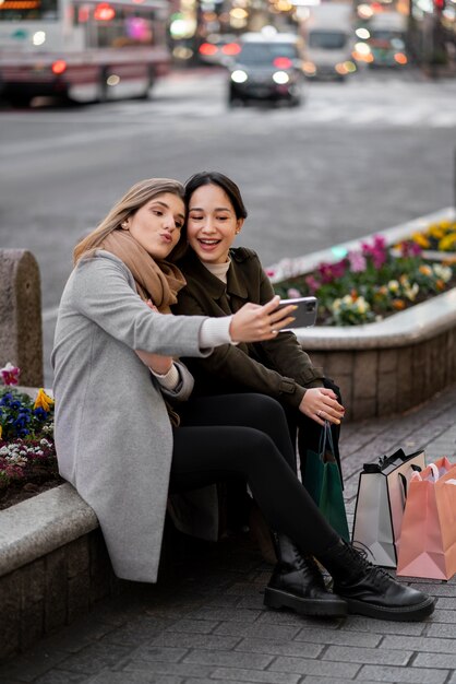 Młodzi przyjaciele podróżujący po Japonii