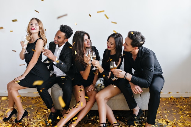 Młodzi przyjaciele, zabawy i picie szampana na imprezie
