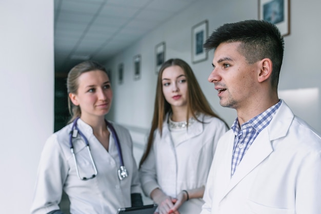 Młodzi studenci medycyny stoi w klinice