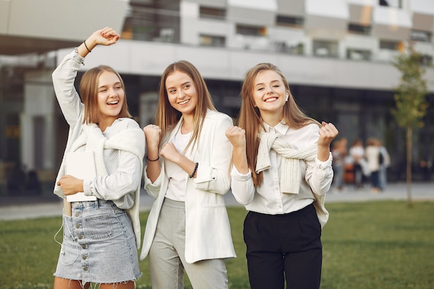 Bezpłatne zdjęcie młodzi studenci na kampusie studenckim