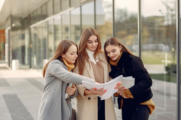 Młodzi studenci na kampusie studentów stojących z dokumentami