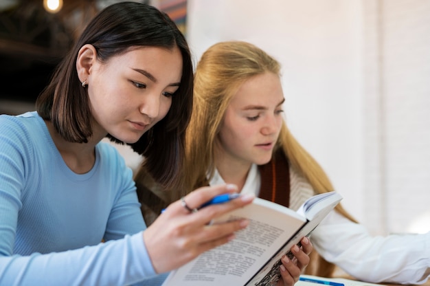 Młodzi studenci uczą się razem podczas nauki grupowej