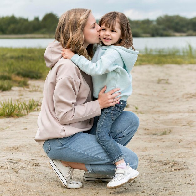 Młodzieniec na zewnątrz i mama