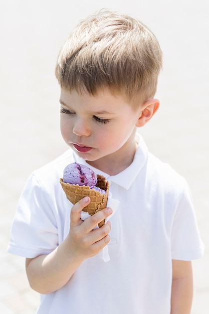 Młodzieniec na zewnątrz jeść lody