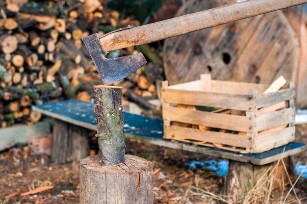 Mocny lumberjack siekanie drewna, wiórki latają. Topór, topór, topór. Podzielisz dziennik z toporem. Brzozy brzozy w tle. Tapeta z drewna