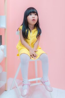 Moda dziecięca koncepcja portretu azjatyckiej dziewczyny pozuje do zdjęć z tajlandii