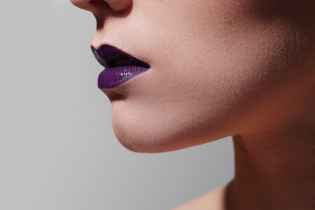 Bezpłatne zdjęcie moda fioletowe usta