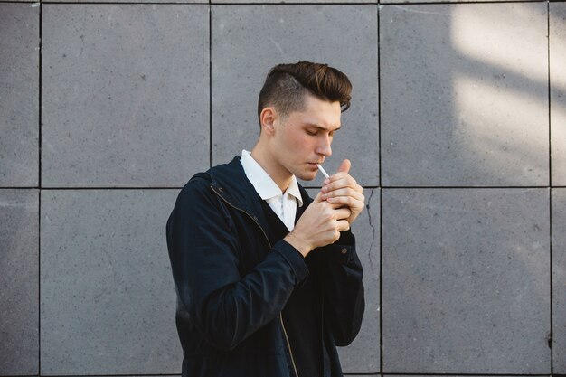 Moda hipster model mężczyzna palenia