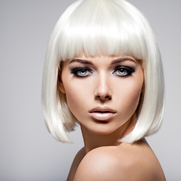 Bezpłatne zdjęcie moda piękny portret młodej kobiety o blond włosach i czarnym makijażu oczu