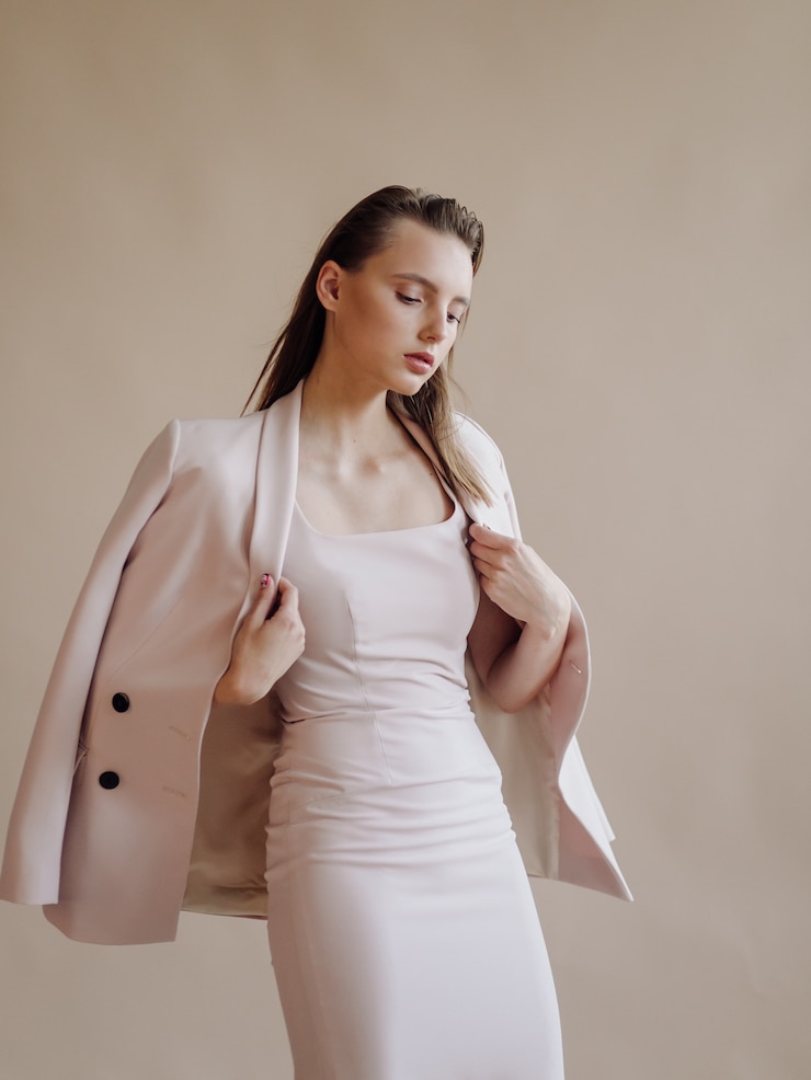 Bezpłatny plik Zdjęcie moda portret młodej eleganckiej kobiety