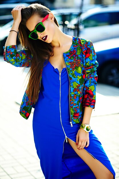 moda stylowa piękna młoda brunetka kobieta model w lecie hipster kolorowe ubranie pozowanie na ulicy