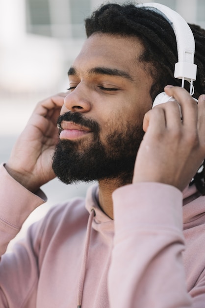 Bezpłatne zdjęcie model afroamerican słuchanie muzyki