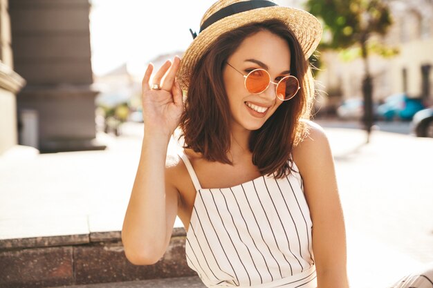 model brunetka w letnie ubrania pozowanie na ulicy pozowanie