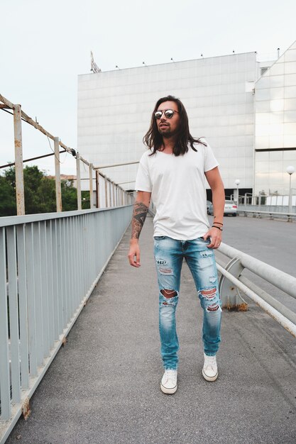 Model Hipster z długimi włosami