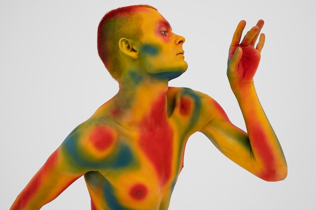 Model mężczyzna pozuje z kolorowym malowaniem ciała