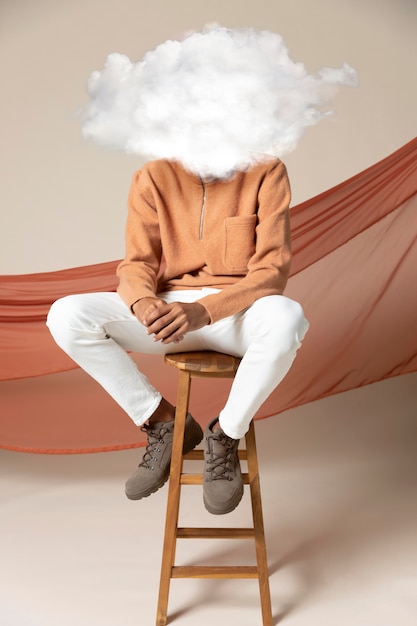 Bezpłatne zdjęcie model pełnego ujęcia pozuje z głową w kształcie chmury